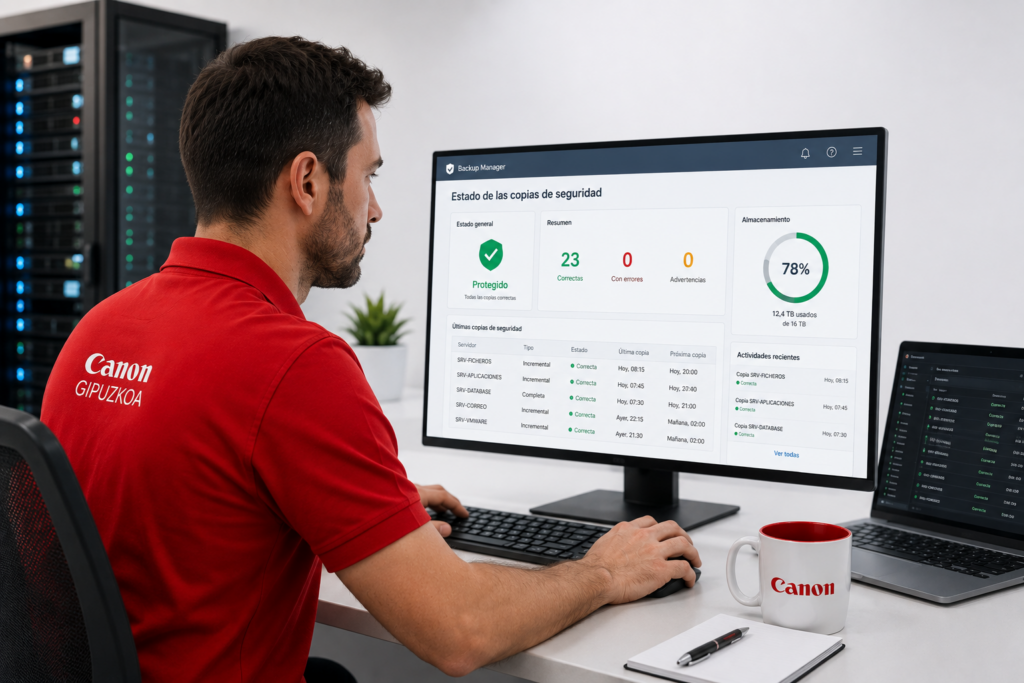 Técnico de Canon Gipuzkoa monitorizando el estado de las copias de seguridad de un cliente desde una consola de gestión de backups para empresas.